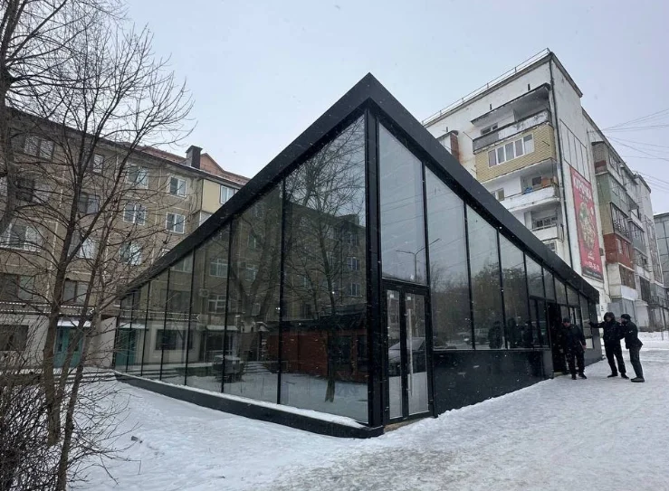 Стеклянный павильон с треугольной кровлей