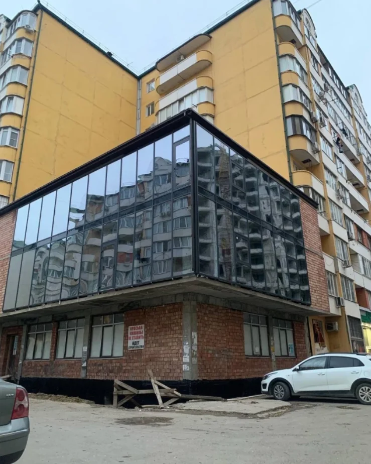 Остеклённая пристройка на первом этаже жилого дома