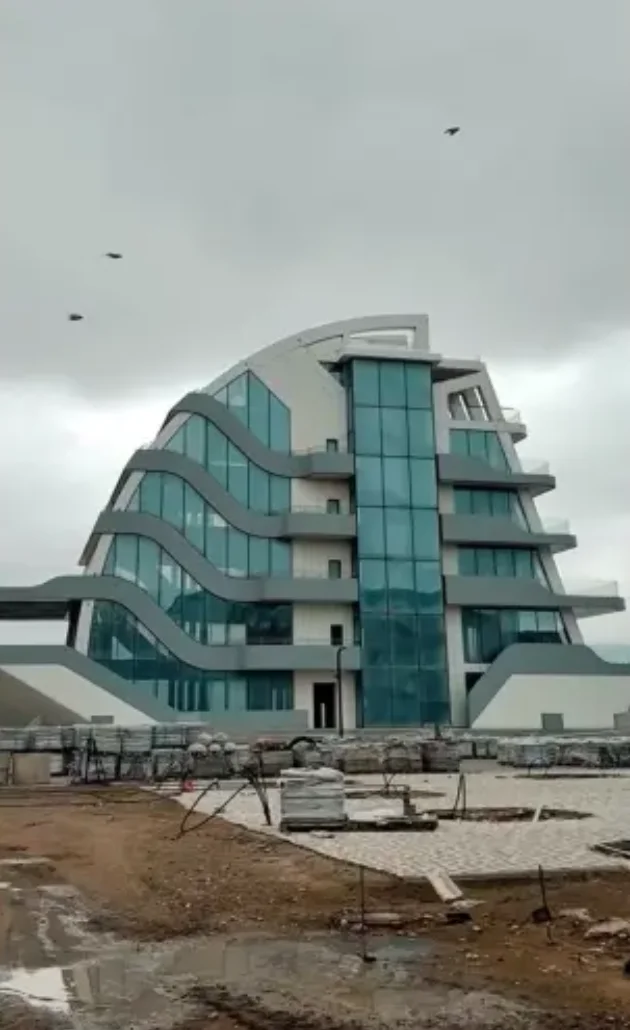 Многоэтажное здание со сплошным остеклением балконов