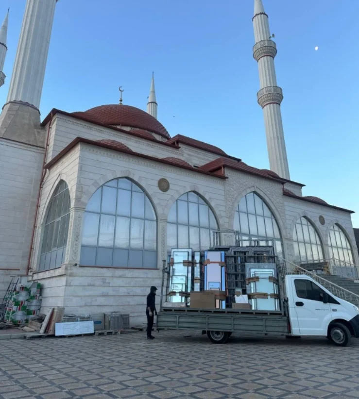 Арочные витражи мечети, доставка конструкций